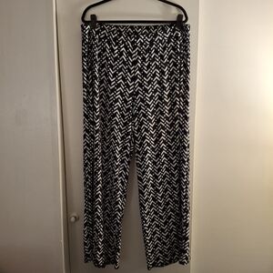 Roz & Ali Women's Black and White Chevron Patterned Wide Leg Pants